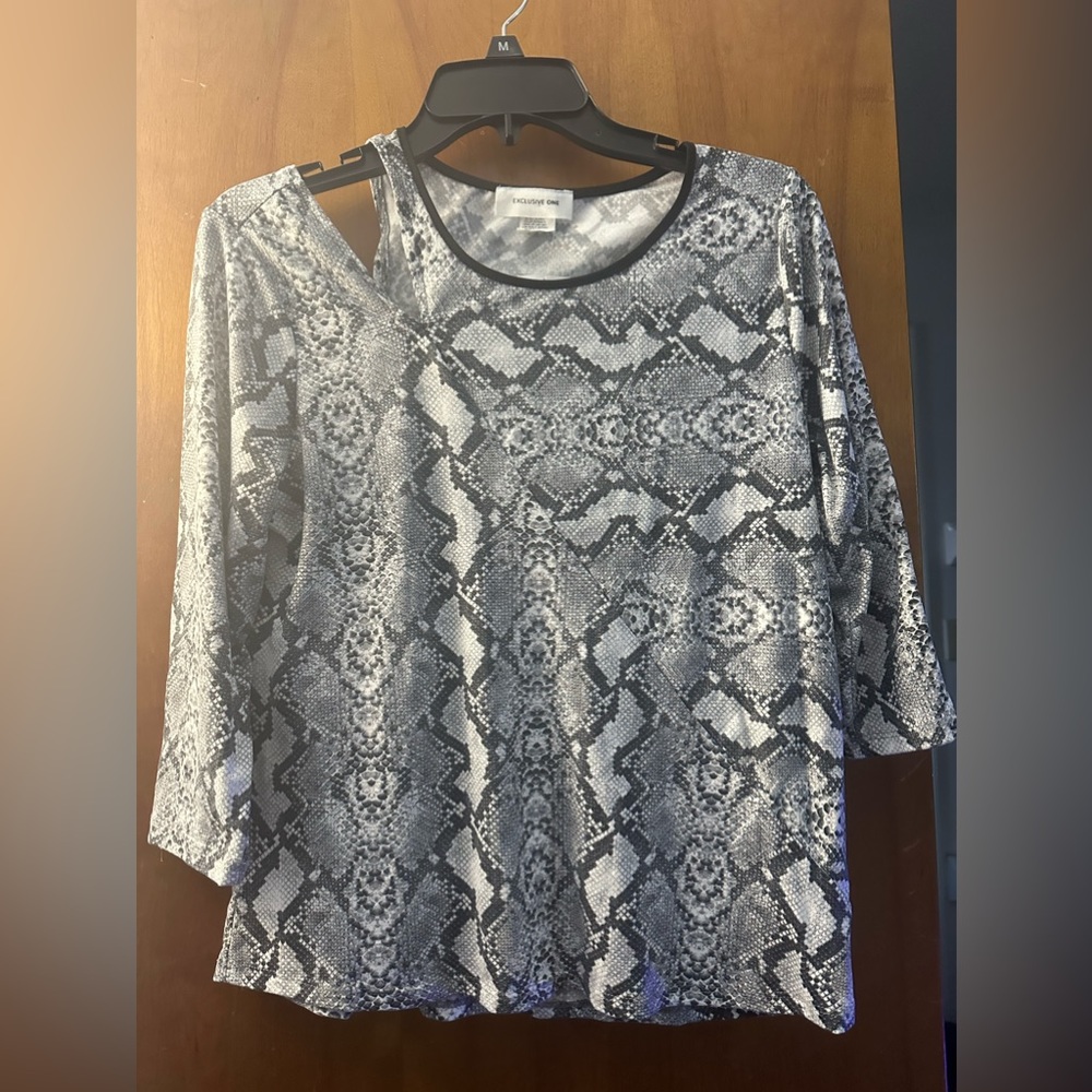 Exclusive one grey open shoulder 3/4 sleeve blouse new size medium